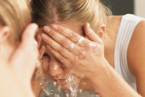 MISTAKES WHEN WASHING OUR FACE